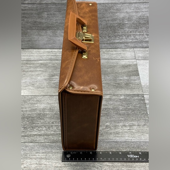 VTG Service Mfg. Co. Made in USA 24 Ct. Cassette Travel Storage Hard Shell Case - Picture 9 of 16